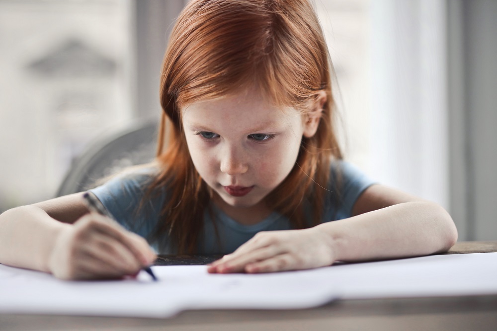 bambina-che-scrive